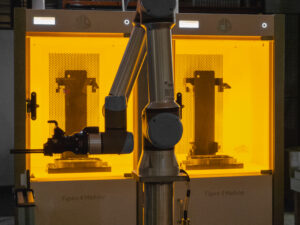 Automatisierung der DLP-Lösung (Digital Light Processing) mithilfe eines Roboterarms von Universal Robots.